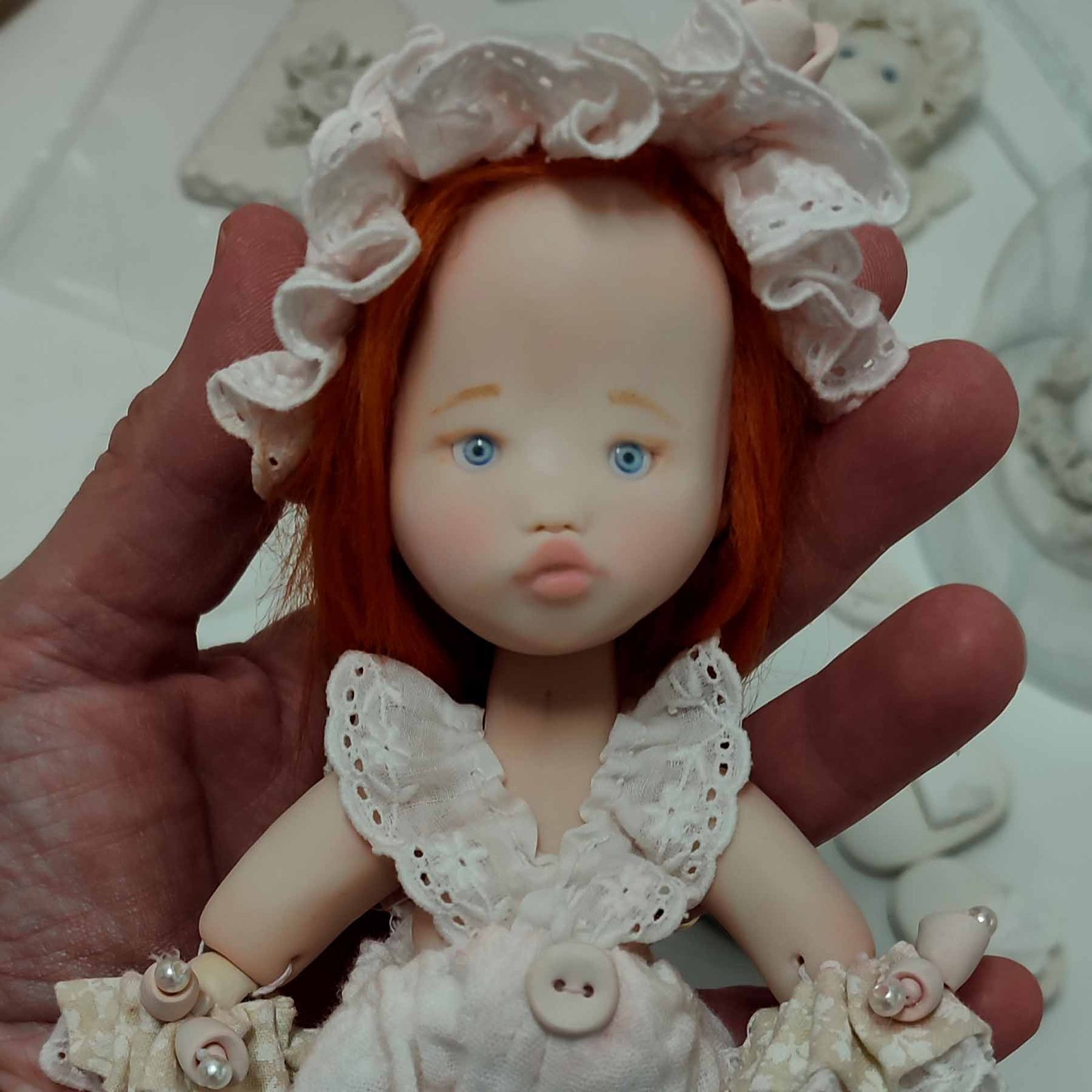 Muñeca con Delantal y Osita • Evaninas Cara de muñeca pelirroja hecha a mano por Evaninas.