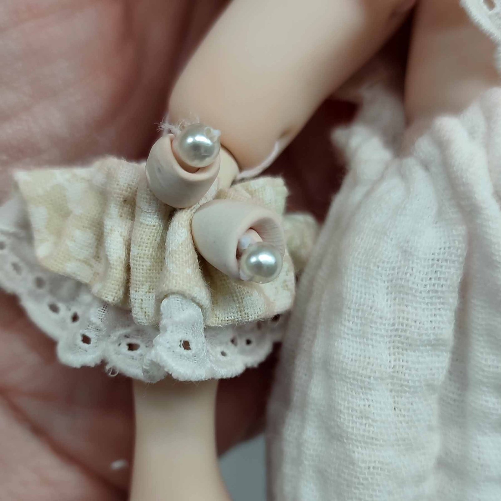 Muñeca con Delantal y Osita • Evaninas Vestido de muñeca con rosas de arcilla hecho a mano por Evaninas.