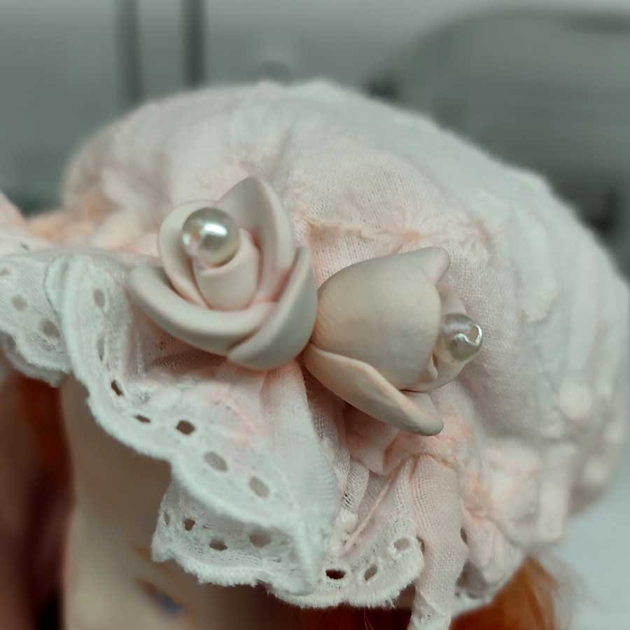 Muñeca con Delantal y Osita • Evaninas Gorro de muñeca con rosas de arcilla hecho a mano por Evaninas.