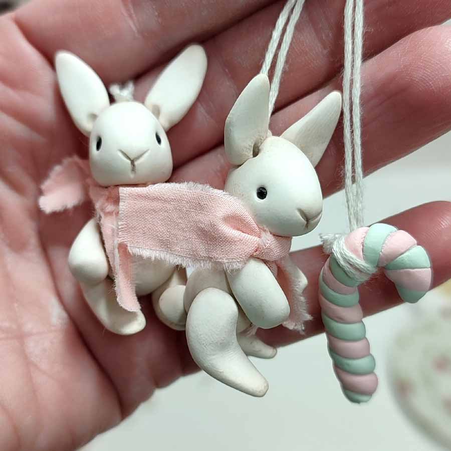 Conejito Blanco para Colgar • Evaninas Muñeco conejito blanco de arcilla hecho a mano por Evaninas.