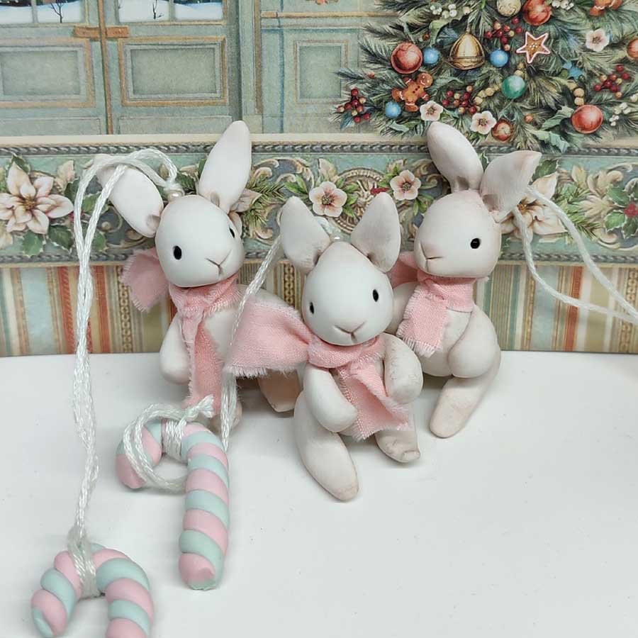 Conejito Blanco para Colgar • Evaninas Figuritas de arcilla en forma de conejos hechos a mano por Evaninas.