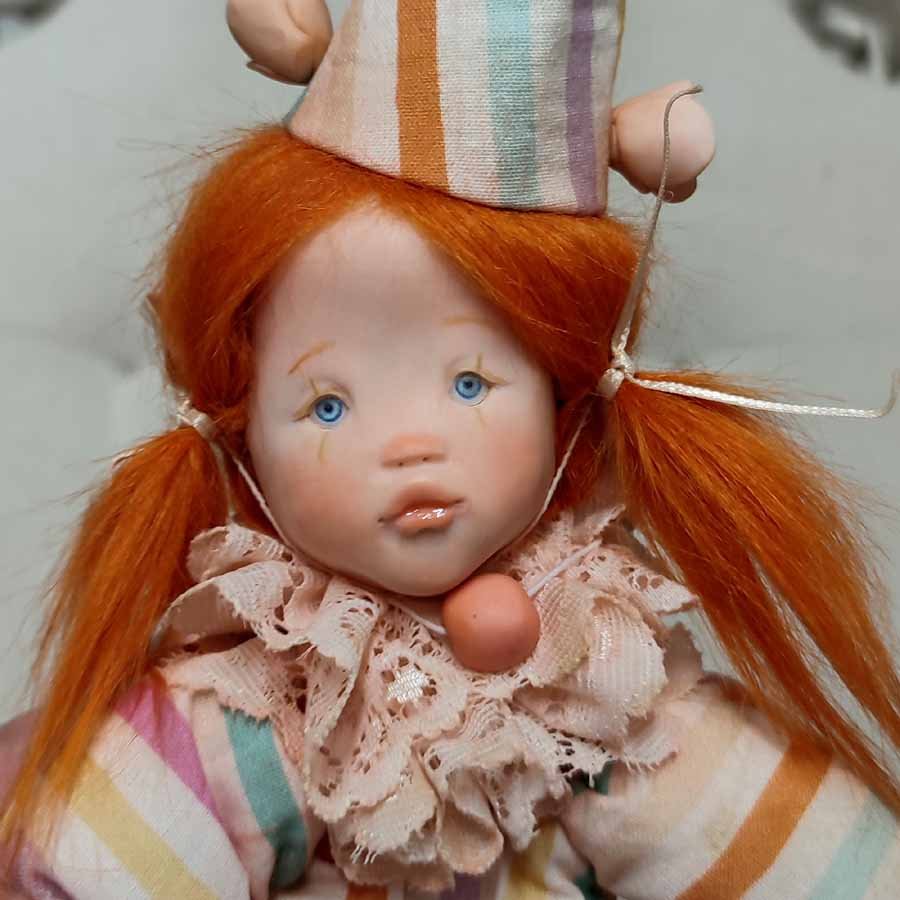 Muñeca Payaso Pelirroja • Evaninas Muñeca vestida de payaso con cuello fruncido modelada en arcilla hecha a mano por Evaninas.