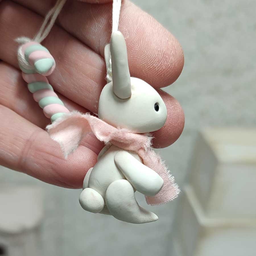 Conejito Blanco para Colgar • Evaninas Muñeco de 5 cm. con forma de conejo hecho a mano por Evaninas.