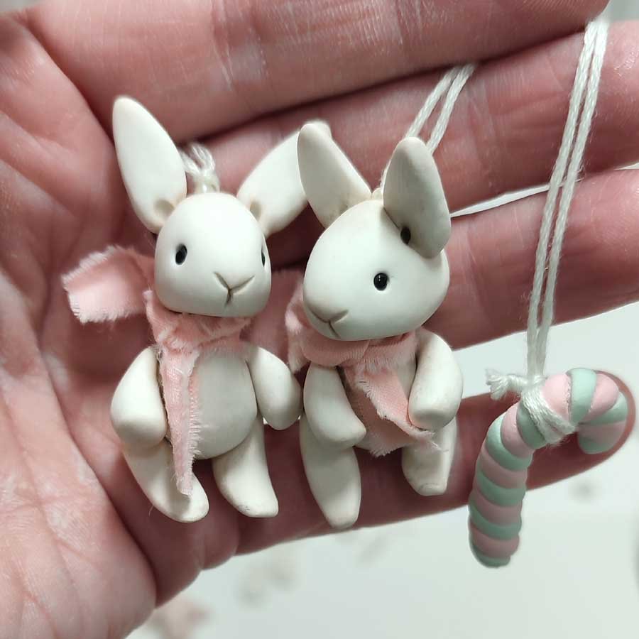 Conejito Blanco para Colgar • Evaninas Conejos blancos de arcilla para decorar hechos a mano por Evaninas.