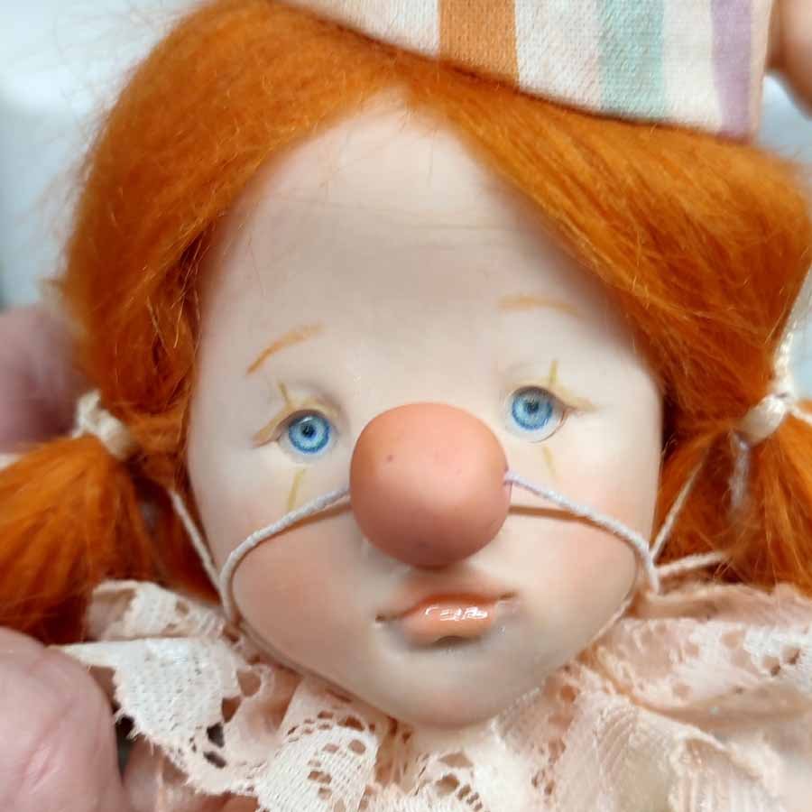 Muñeca Payaso Pelirroja • Evaninas Muñeca vestida de payaso hecha a mano por Evaninas.