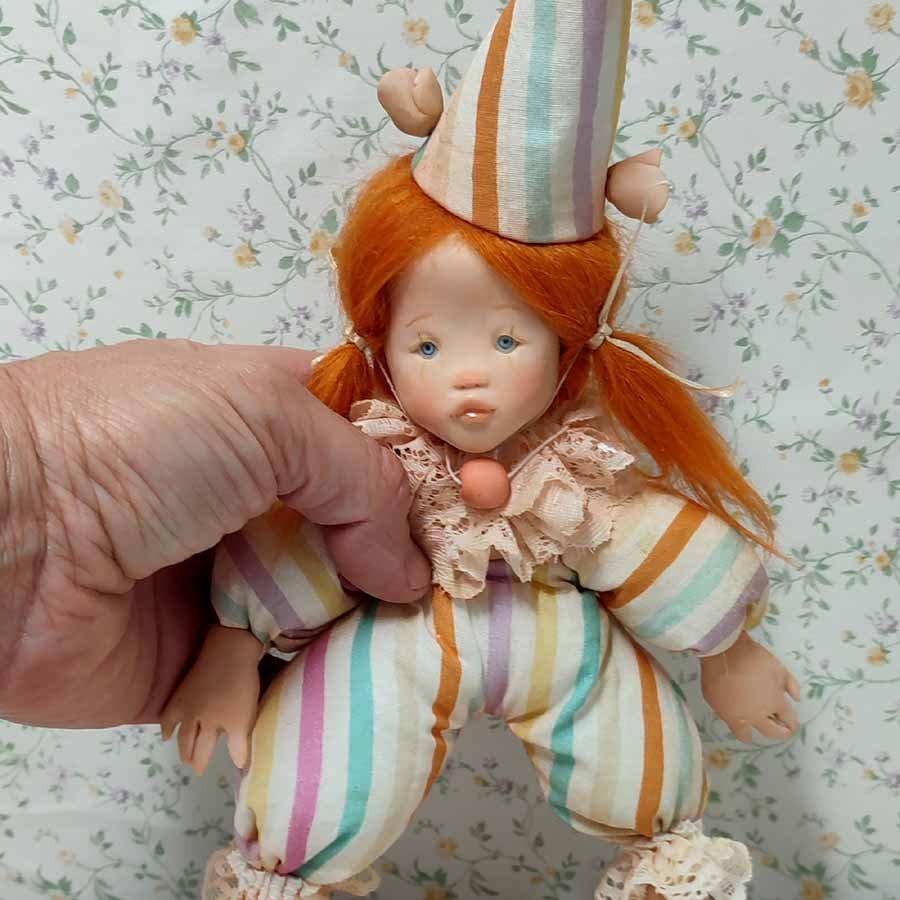 Muñeca Payaso Pelirroja • Evaninas Muñeca con cuerpo de tela y cabeza de arcilla vestida de payaso hecha a mano por Evaninas.