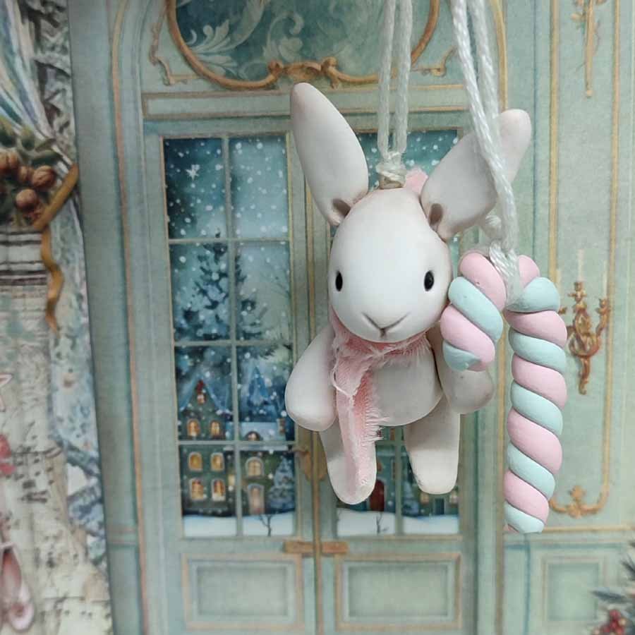 Conejito Blanco para Colgar • Evaninas Conejo con bastón de caramelo modelado en arcilla blanca por Evaninas.