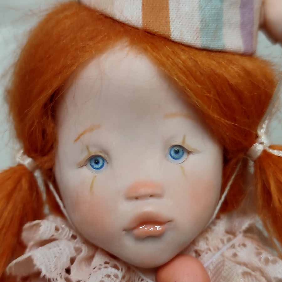 Muñeca Payaso Pelirroja • Evaninas Cara de muñeca pelirroja de arcilla polimérica hecha a mano por Evaninas.