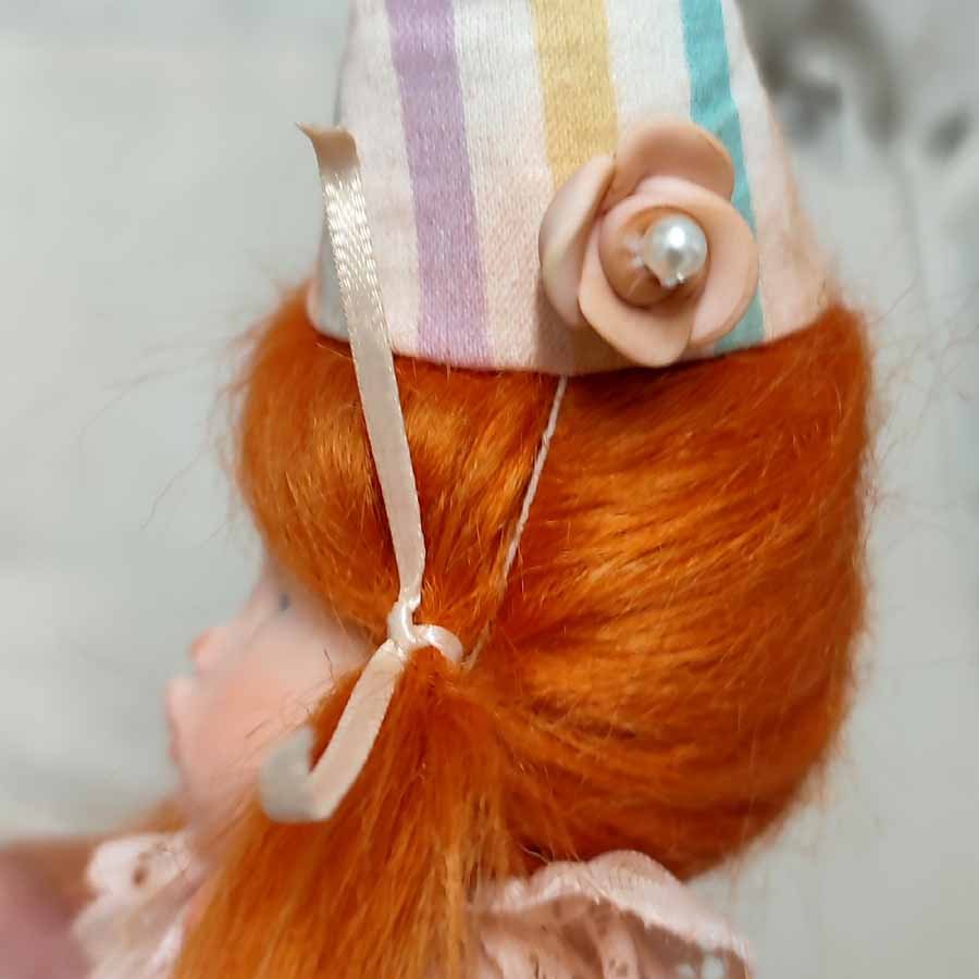 Muñeca Payaso Pelirroja • Evaninas Gorro de punta para muñeca con flores de arcilla hecho a mano por Evaninas.