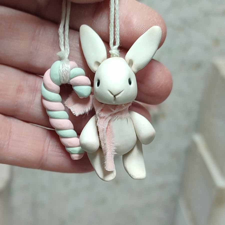Conejito Blanco para Colgar • Evaninas Conejito modelado en arcilla blanca con bastón de caramelo hecho a mano por Evaninas.