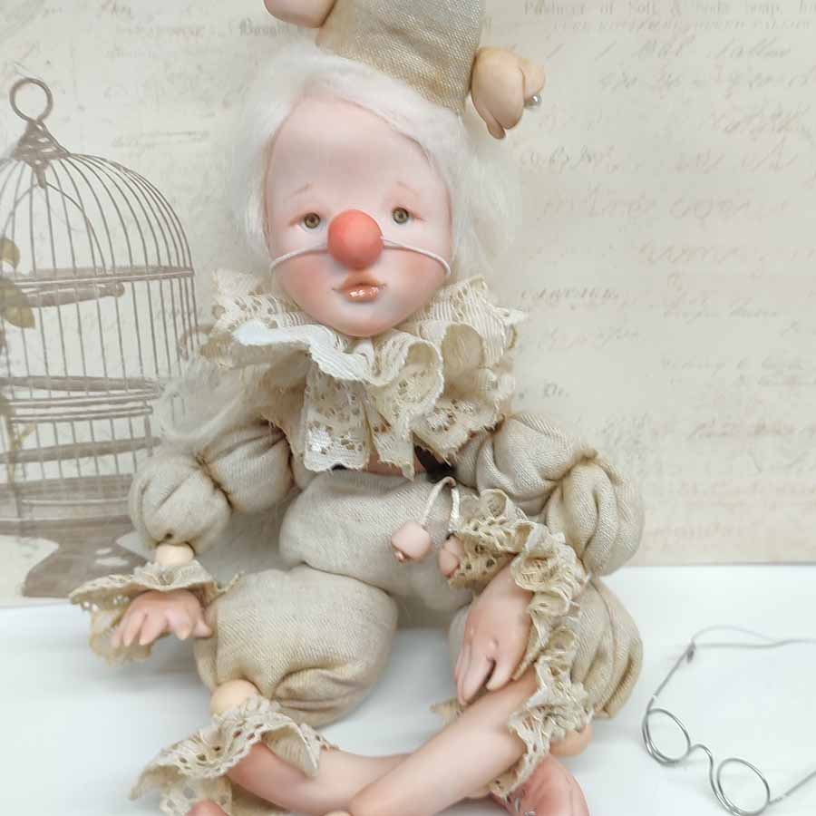 Muñeca Payaso con Cuerpo de Lino • Evaninas Muñeca vestida de payaso hecha de arcilla y tela de lino. Creada a mano por Evaninas.