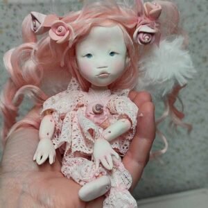 Muñeca de arcilla blanca con pelo rosa y rizado hecha a mano por Evaninas