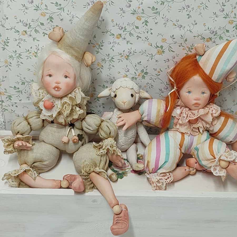 Muñeca Payaso con Cuerpo de Lino • Evaninas Muñeca Rubia con gorro de payaso en lino hecha a mano por Evaninas.