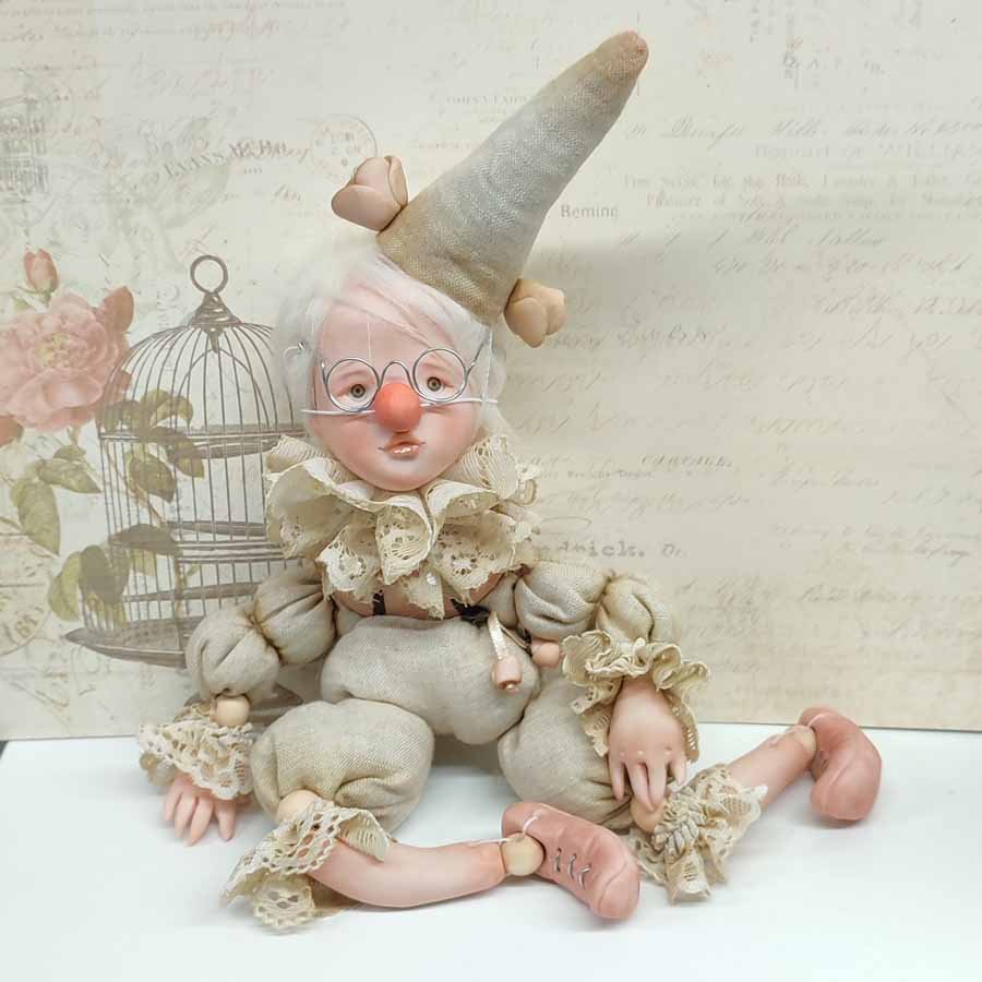 Muñeca Payaso con Cuerpo de Lino • Evaninas Muñeca payaso rubia con nariz de arcilla hecha a mano por Evaninas.