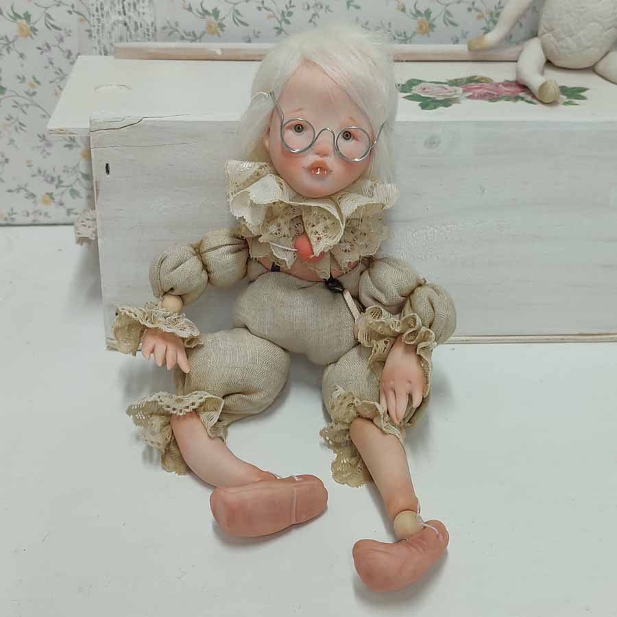 Muñeca Payaso con Cuerpo de Lino • Evaninas Muñeca de arcilla polimérica y lino con gafas de alambre hecha a mano por Evaninas.