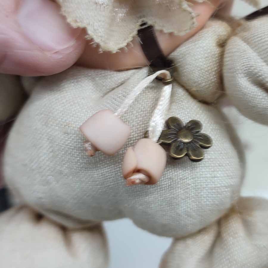 Muñeca Payaso con Cuerpo de Lino • Evaninas Rosas de arcilla para decorar muñecas hechas a mano por Evaninas.