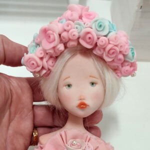 Muñeca con Corona de Flores hecha a mano por Evaninas.