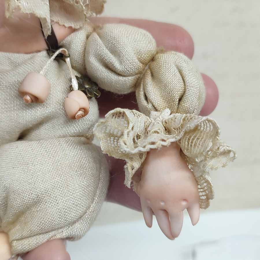 Muñeca Payaso con Cuerpo de Lino • Evaninas Mano de muñeca modelada en arcilla por Evaninas.