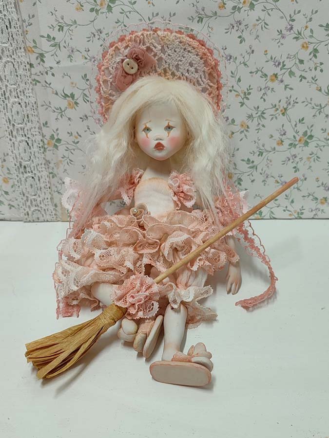 Muñeca brujita de arcilla hecha a mano por Evaninas.