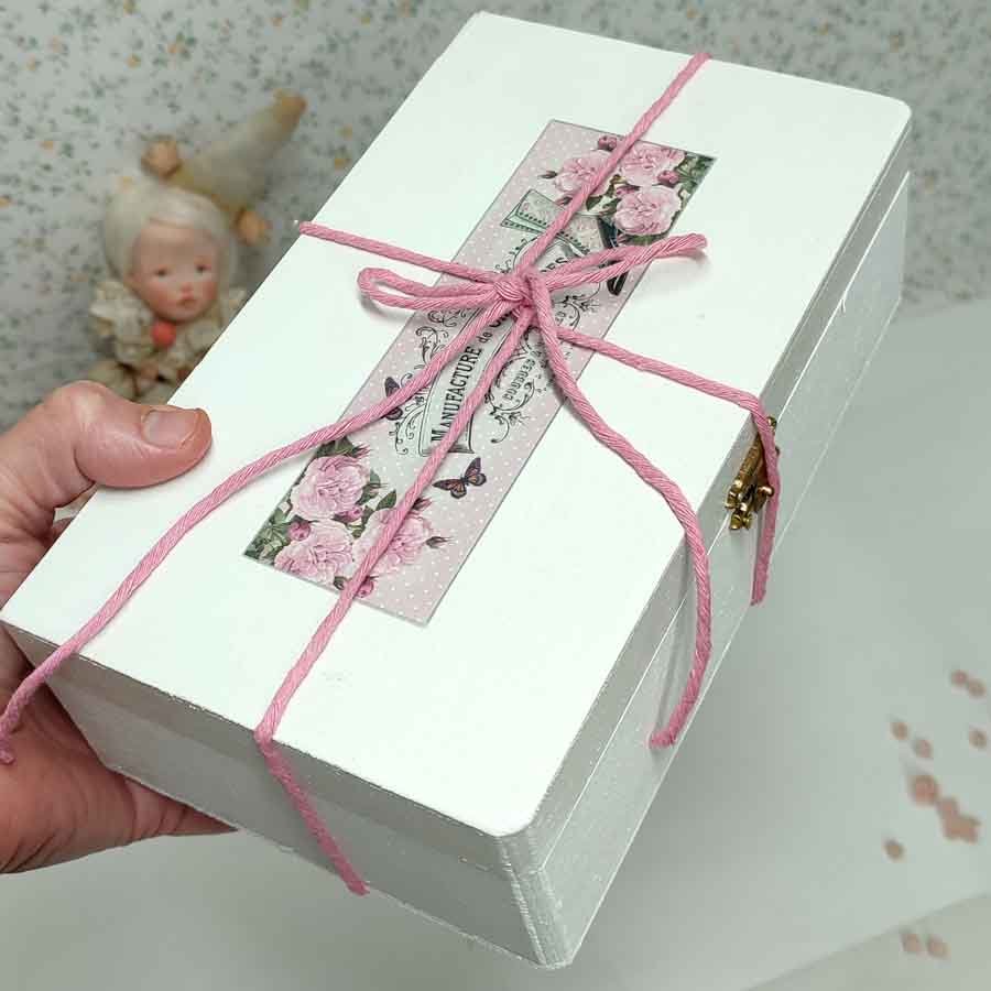 Muñeca Payaso con Cuerpo de Lino • Evaninas Caja de madera para muñeca decorada a mano por Evaninas.