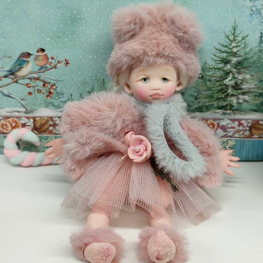 Evaninas muñecas hechas a mano • Evaninas Muñeca con abrigo hecha a mano por Evaninas.