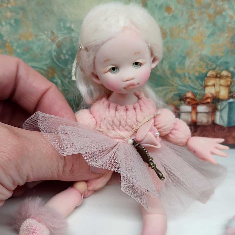 Muñeca con Abrigo • Evaninas Muñeca de arcilla y tela con tutú hecha a mano por Evaninas.