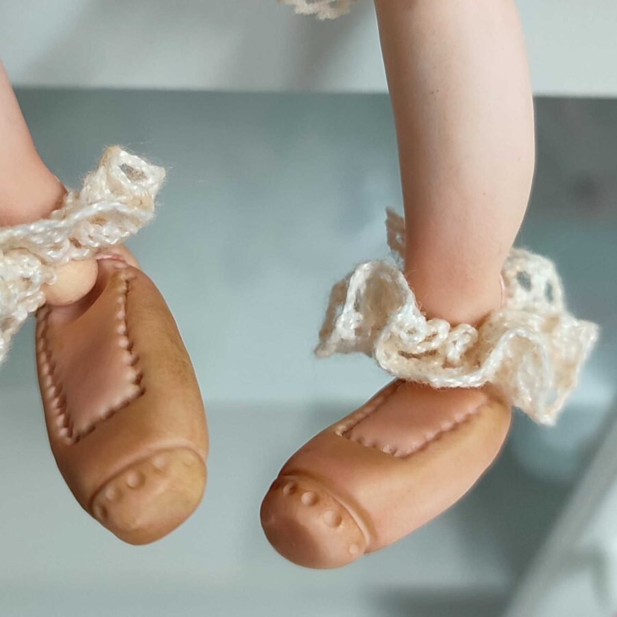 Zapatos de muñeca modelados en arcilla por Evaninas.