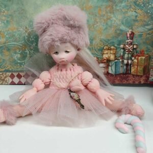 Muñeca con gorro peludo hecha a mano por Evaninas.