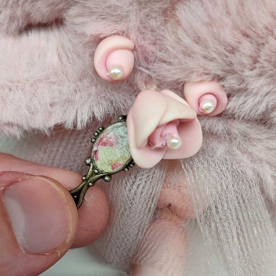 Muñeca con Abrigo • Evaninas Rosas de arcilla para vestido de muñeca de Evaninas.