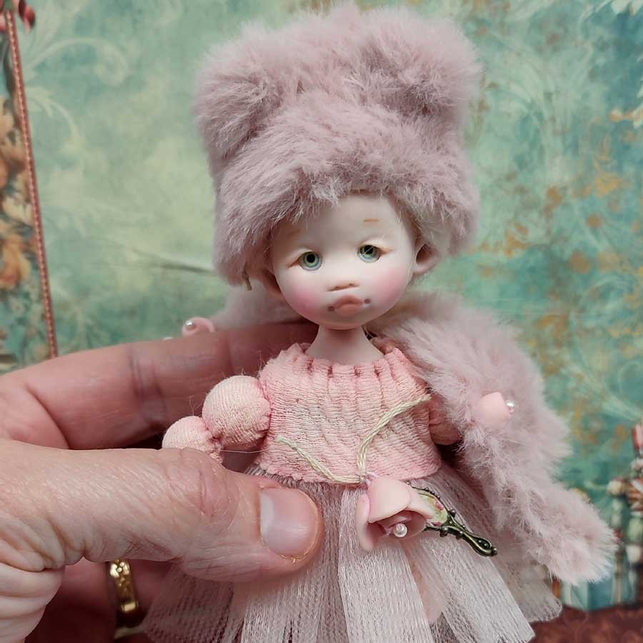 Muñeca con Abrigo • Evaninas Muñeca con tutú y abrigo rosa hecha a mano por Evaninas.