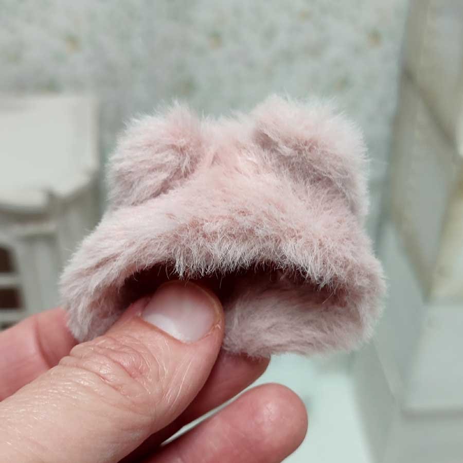 Muñeca con Abrigo • Evaninas Gorro peludo con orejitas para muñeca de Evaninas.