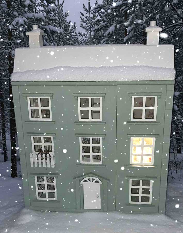 Foto casita de muñecas con ventana iluminada. Para Newsletter de Evaninas.