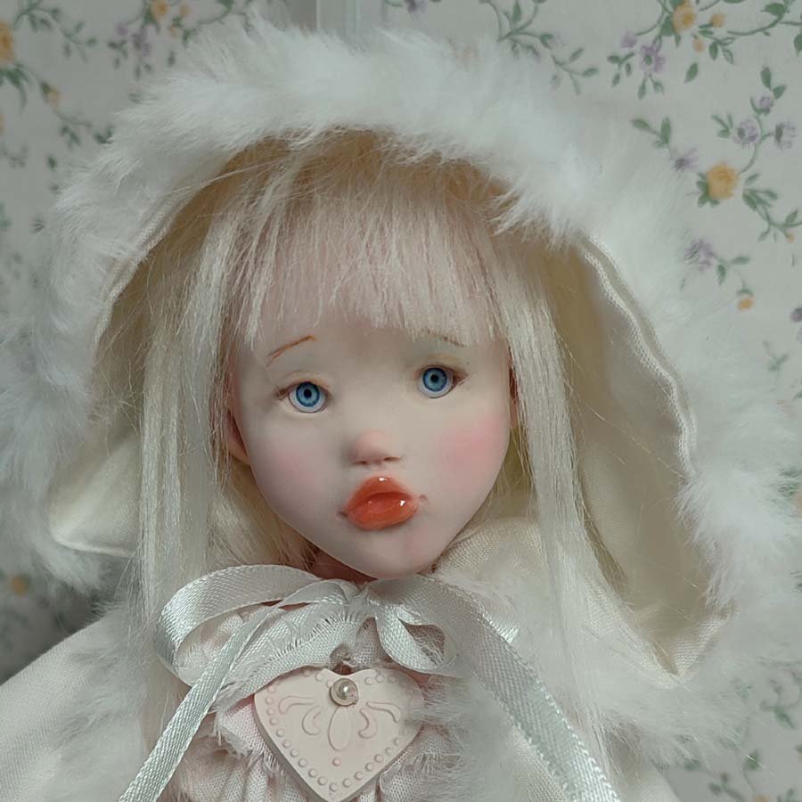 Muñeca del Reino de las Nieves hecha a mano por Evaninas.