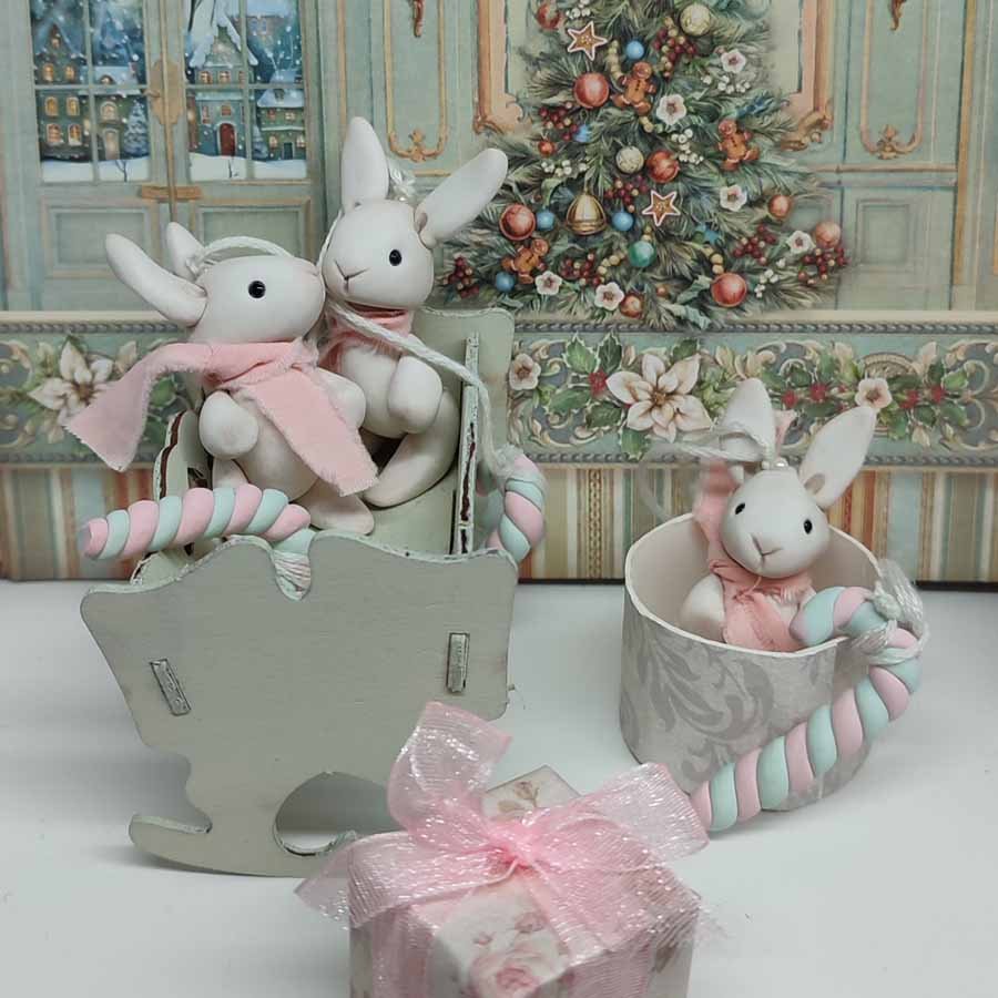 Conejitos blancos de arcilla para decorar en Navidad hechos a mano por Evaninas.