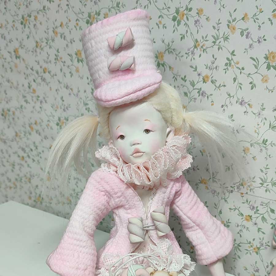 Muñeca Soldado Caramelo • Evaninas Muñeca inspirada en soldaditos del Cascanueces hecha a mano en arcilla blanca por Evaninas.