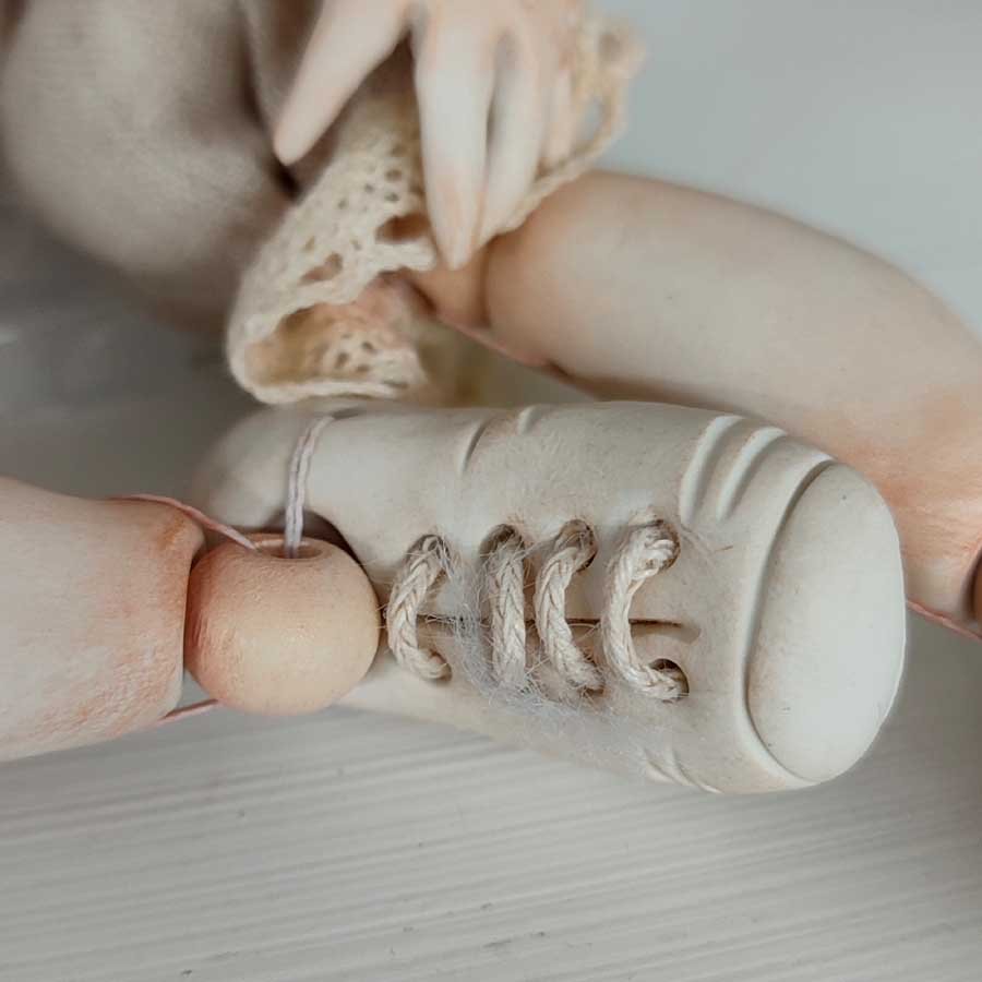 Muñeca con Orejas de Ratón • Evaninas Zapato de muñeca modelado en arcilla blanca por Evaninas.