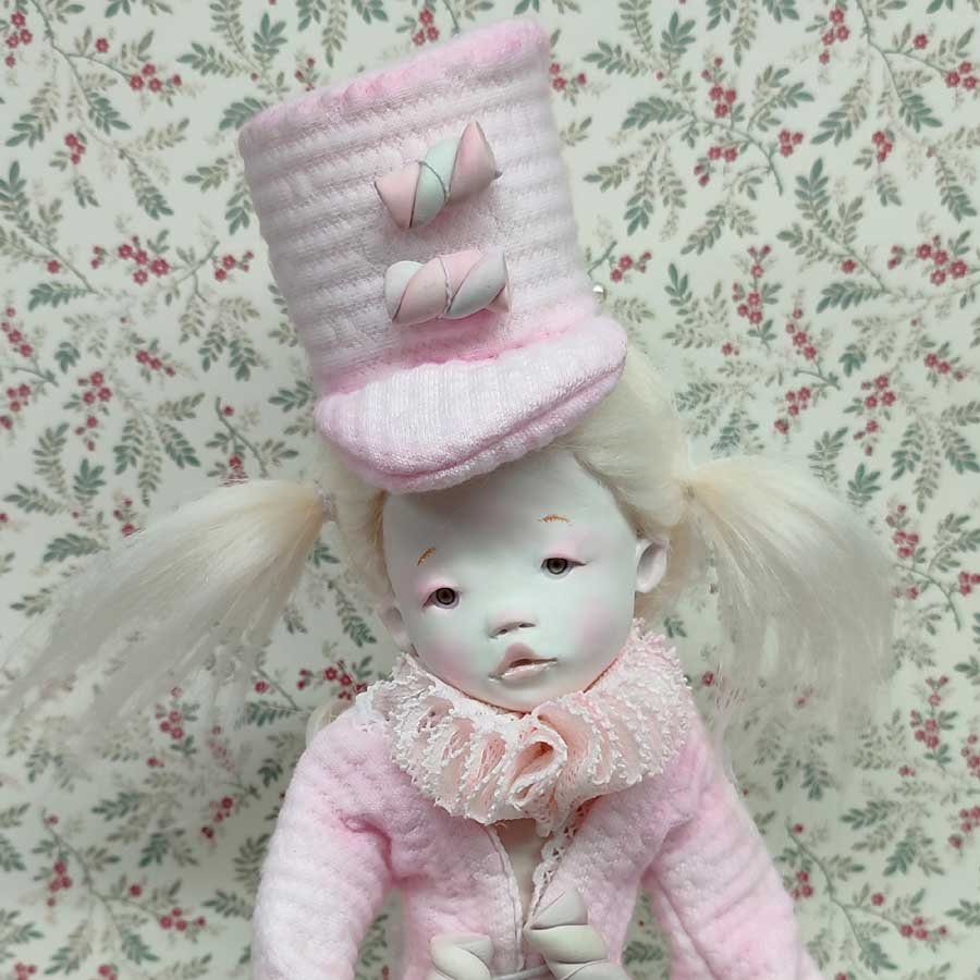 Muñeca Soldado Caramelo • Evaninas Muñeca con gorro rosa y dulces de arcilla hecha a mano por Evaninas.