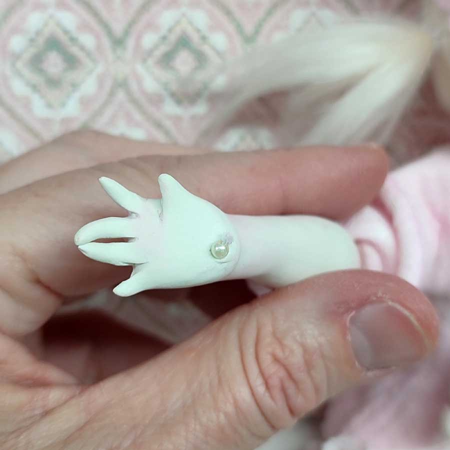 Muñeca Soldado Caramelo • Evaninas Mano de muñeca modelada a mano en arcilla blanca por Evaninas.