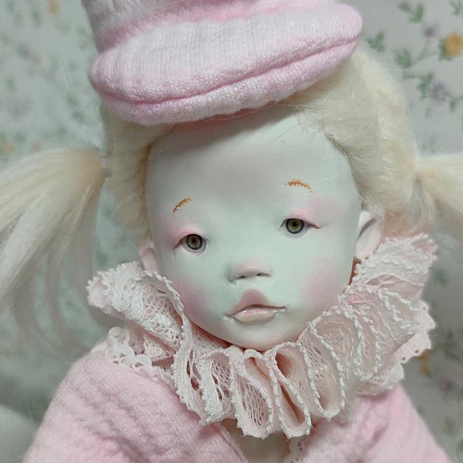 Muñeca Soldado Caramelo • Evaninas Cara de muñeca modelada en arcilla blanca por Evaninas.