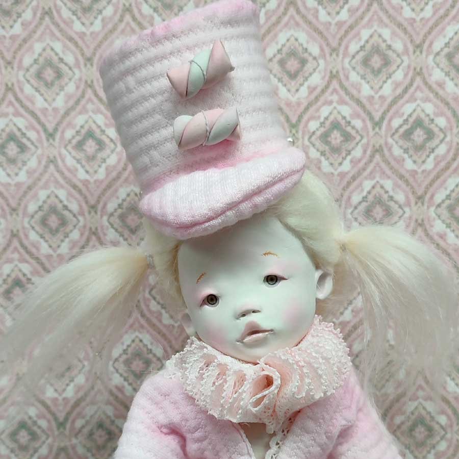 Muñeca Soldado Caramelo • Evaninas Muñeca de arcilla con gorro de soldado rosa hecha a mano por Evaninas.