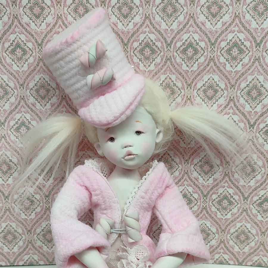 Muñeca Soldado Caramelo hecha a mano en arcilla blanca por Evaninas.