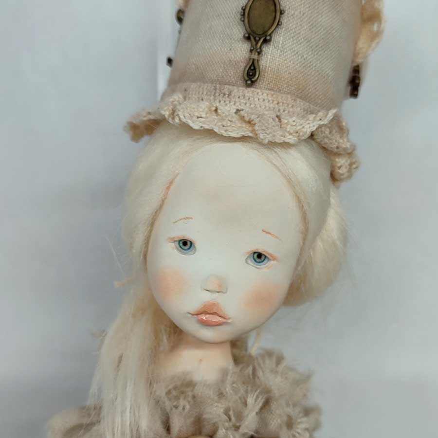 Muñeca con Orejas de Ratón • Evaninas Cara de muñeca modelada en arcilla blanca por Evaninas.