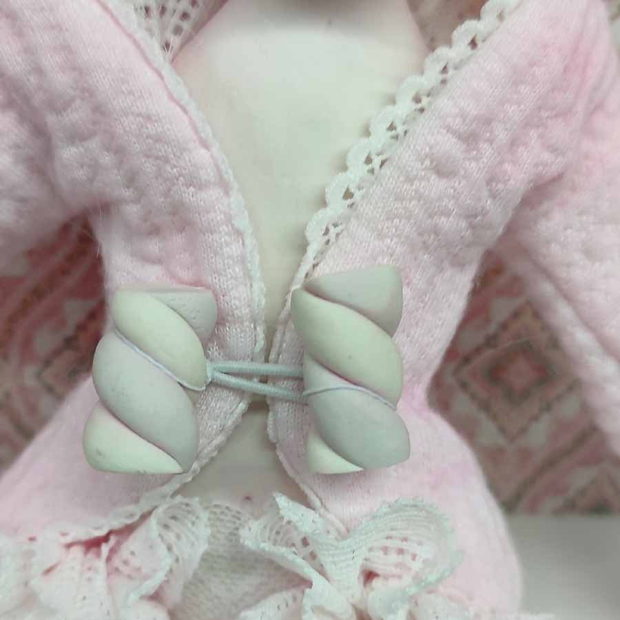 Muñeca Soldado Caramelo • Evaninas Chaqueta rosa de muñeca hecha a mano por Evaninas.