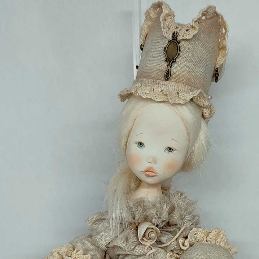 Muñeca con Orejas de Ratón • Evaninas Cara de muñeca con corona hecha a mano por Evaninas.