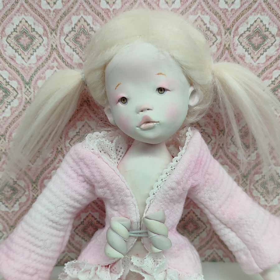 Muñeca Soldado Caramelo • Evaninas Muñeca con coletas rubias y chaqueta rosa hecha a mano por Evaninas.