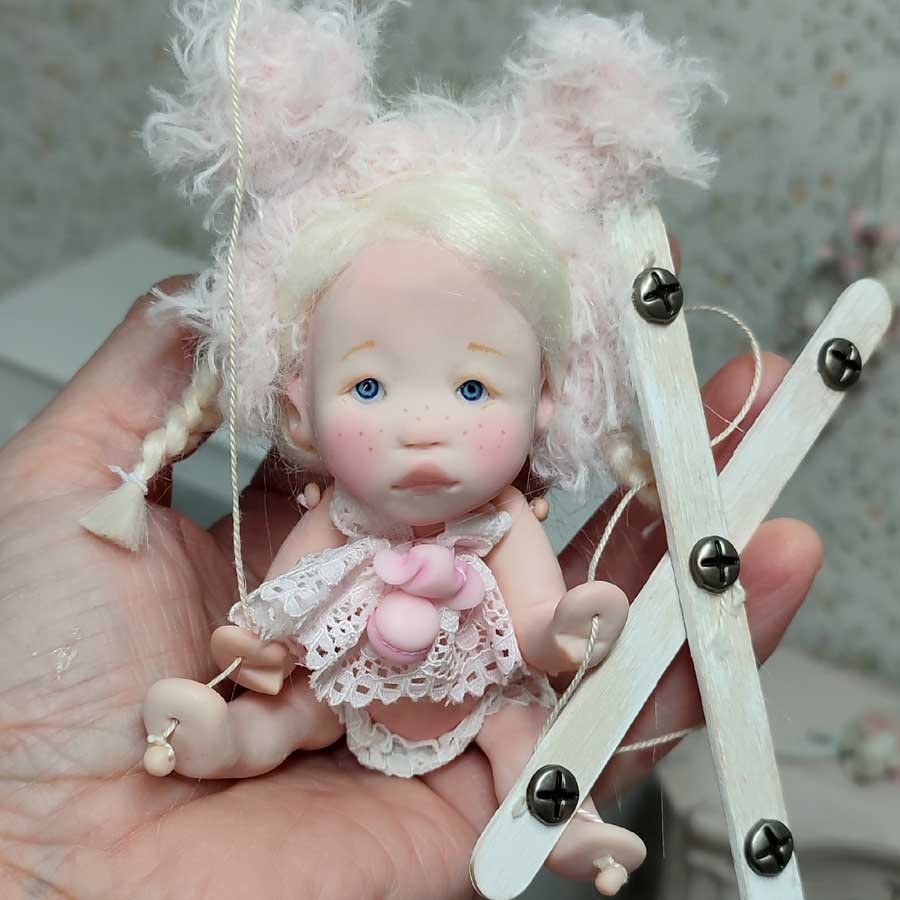 Muñeca marioneta con orejitas rosa hecha a mano por Evaninas.