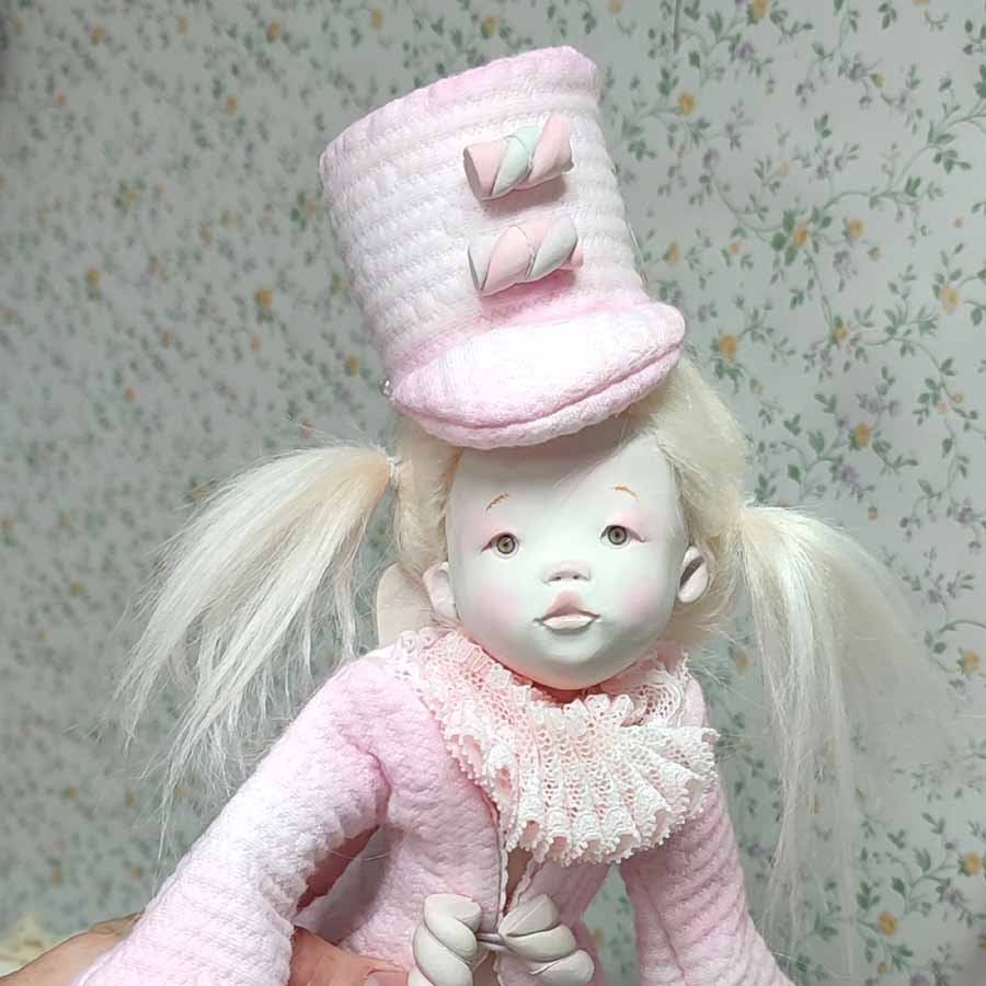 Muñeca Soldado Caramelo • Evaninas Muñeca de arcilla blanca inspirada en los soldaditos del Cascanueces. Hecha a mano por Evaninas.