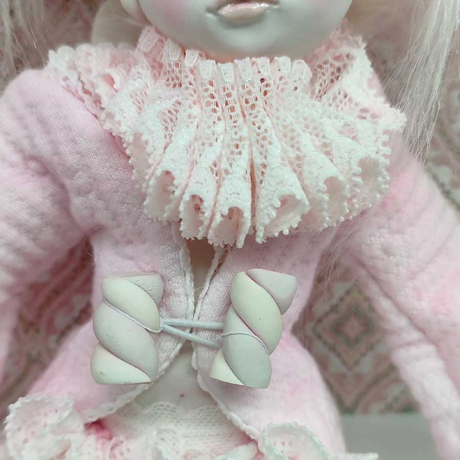 Muñeca Soldado Caramelo • Evaninas Chaqueta rosa con dulces de arcilla para muñeca hecha a mano por Evaninas.