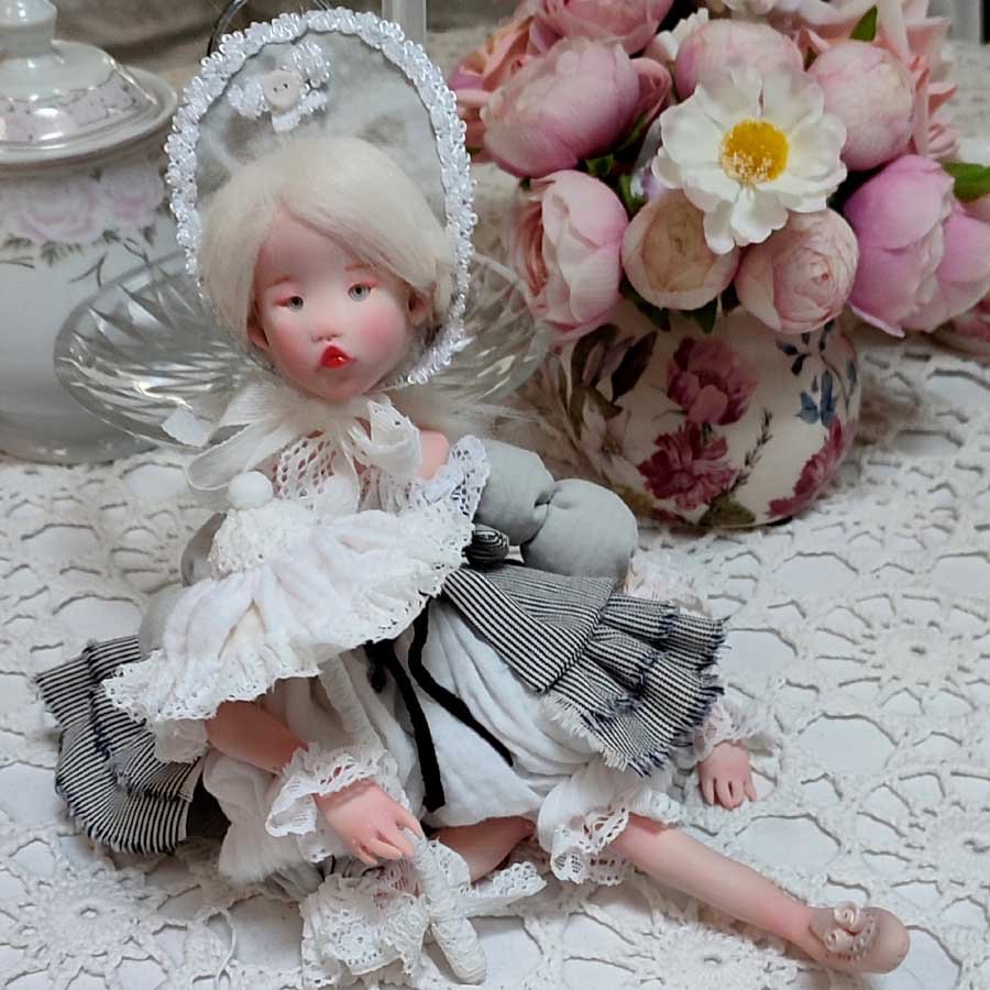 Muñeca decorativa vintage con gorro gris hecha a mano por Evaninas.