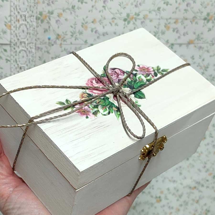 Angelita Decorativa de Arcilla • Evaninas Caja de madera pintada y decorada para muñecas de Evaninas.